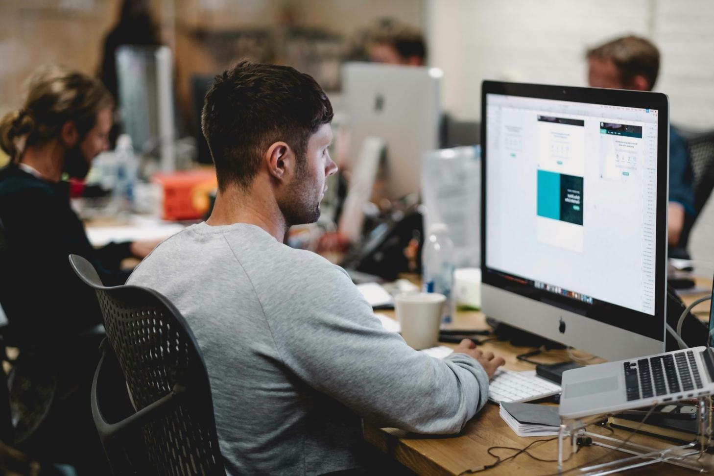 Espace de formation avec des développeurs travaillant sur des algorithmes de jeux mobiles