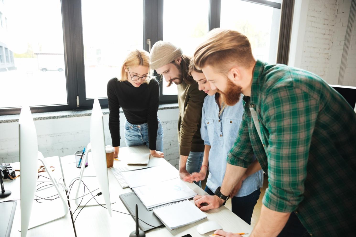 Session de formation pratique sur les algorithmes de jeux avec étudiants et formateur
